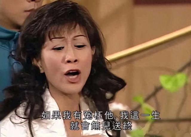 TVB“御用富婆”首次被邀请登台唱歌，气场十足，送女3000万豪车
