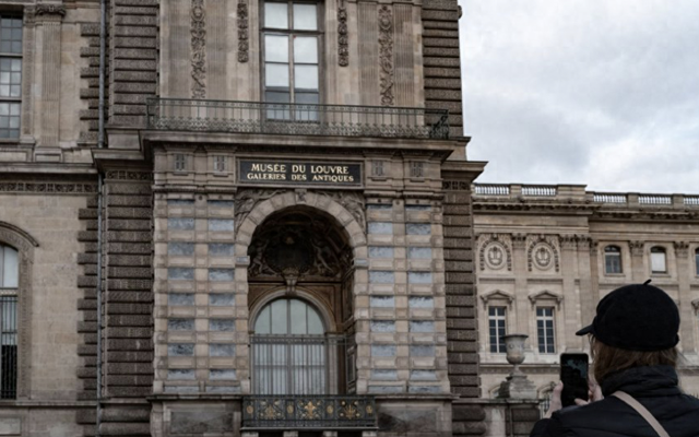 7分钟破卢浮宫7亿安保！9件皇室珠宝被抢，真凶是“粉红豹”？