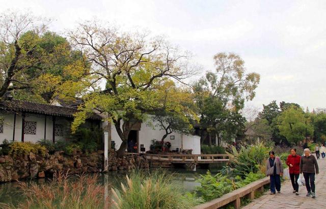 江苏苏州：沧浪亭色彩斑斓秋色美