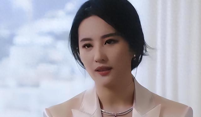 刘亦菲母亲刘晓莉：今66岁仍单身，身材傲人，长得比女儿还漂亮