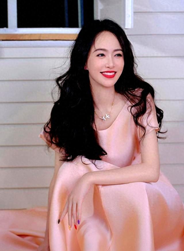 央视中秋晚会：唐嫣美成啥了，欧豪也是个神！