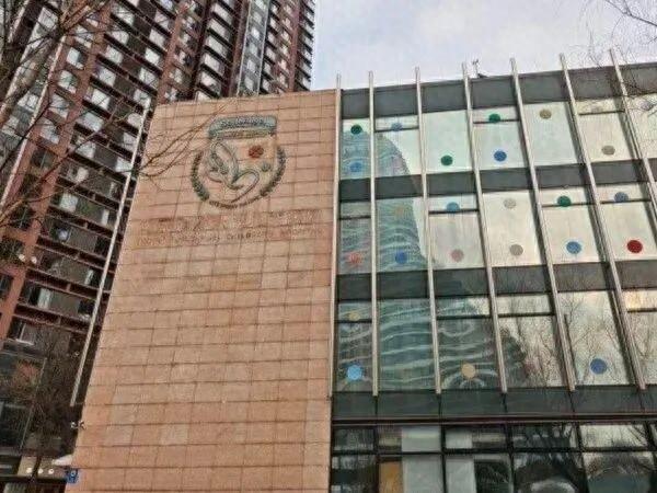 山东一企业有意为嫣然天使儿童医院免费提供场地：位于北京朝阳区	，系闲置医院场地，临近嫣然医院且设备齐全