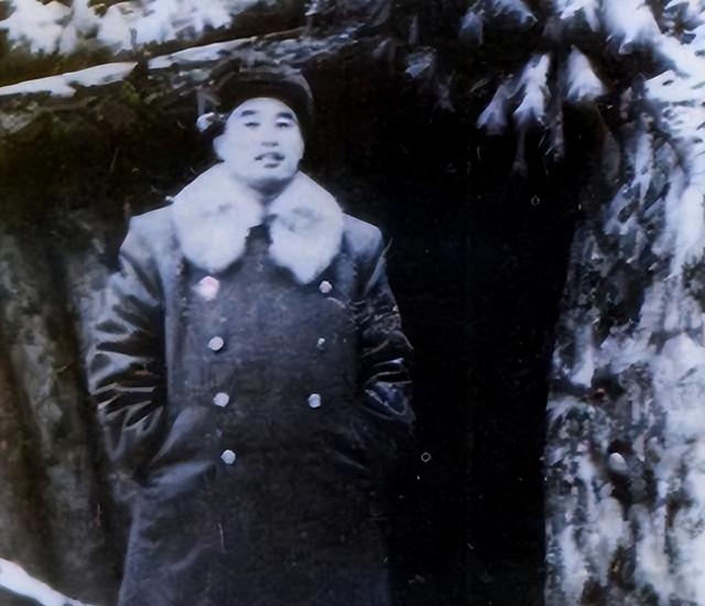 李德生刚上任北京军区司令，就对秘书说：我先到副司令员那报个到