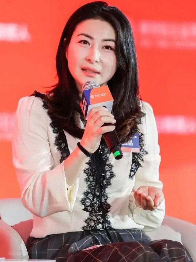 终于等到这天！官媒发文，高调官宣44岁郭晶晶喜讯，霍震霆说对了