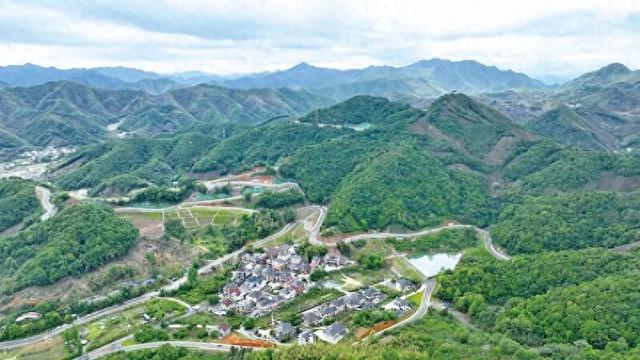 露营、垂钓……富阳这个村游客不断，越来越红火！