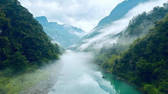鹤峰：山水河道雾霭缭绕 宛如人间仙境
