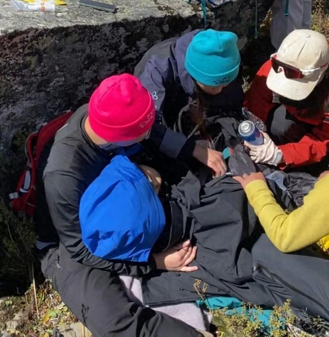 触摸少女2破解版下载（女孩被男孩扶着艰难前行）