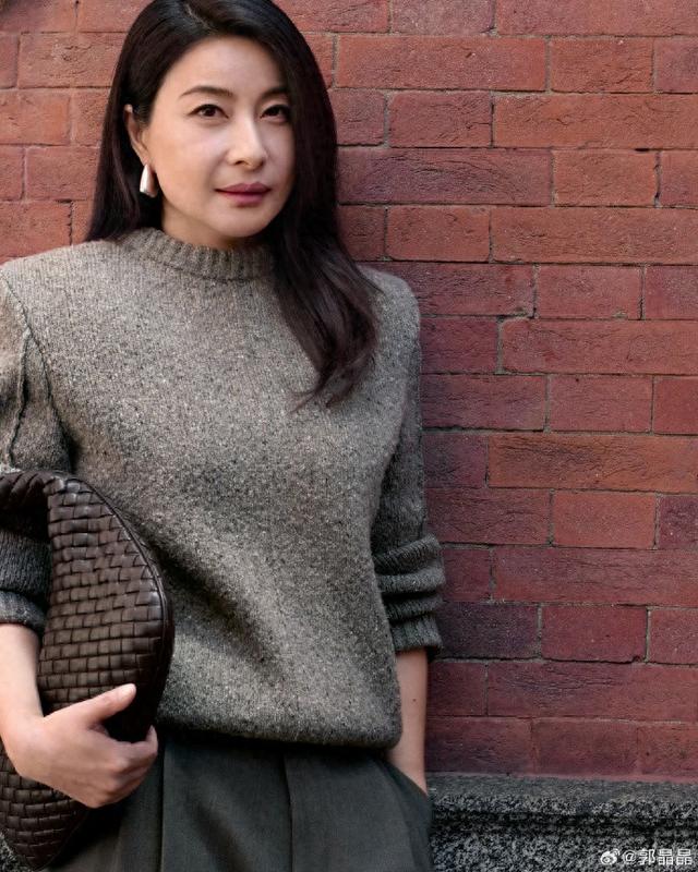 霍震霆没想到，44岁儿媳郭晶晶再次官宣喜讯，让整个阔太圈沉默了