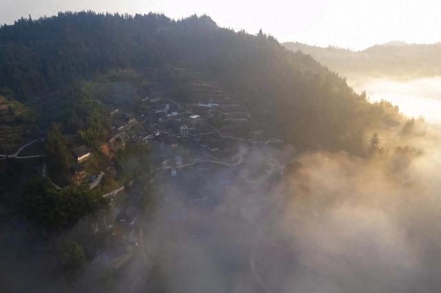 从江侗寨：云雾漫卷似仙境