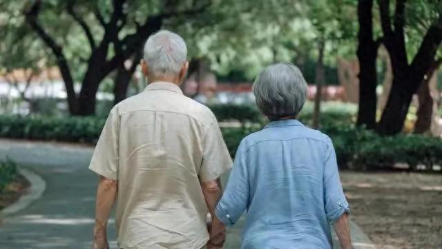 两性关系：60岁女人的大实话，男人过了65岁，只剩下一个“用处”