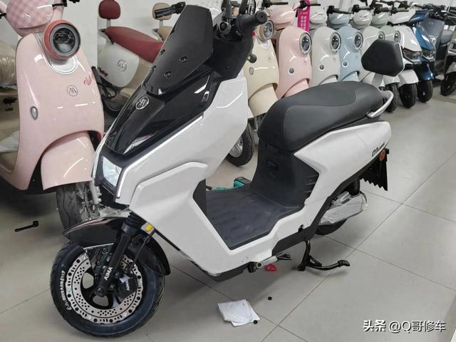 同样是新亮相的电动车，爱玛赤焰和五星钻豹E8，配置有什么不同