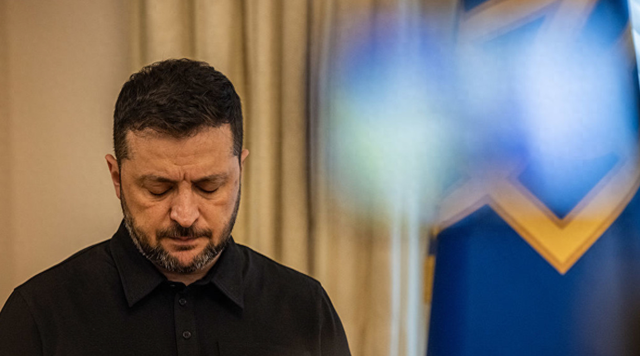 执政倒计时？泽连斯基钱包照流出：金色马桶照亮乌克兰腐败黑洞！