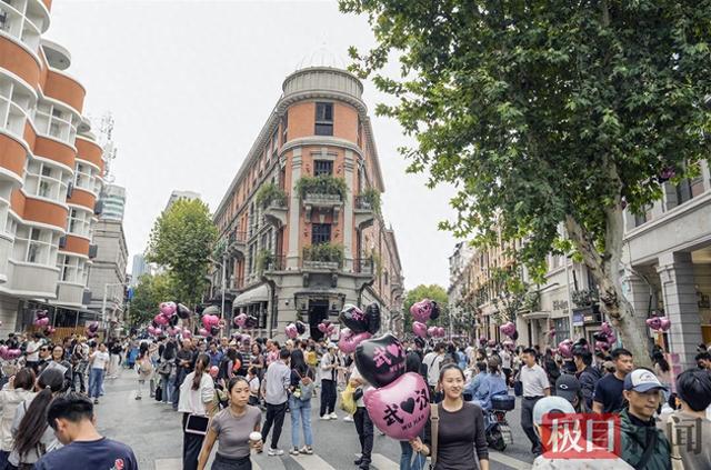 天凉好个秋，市民添衣喜出游