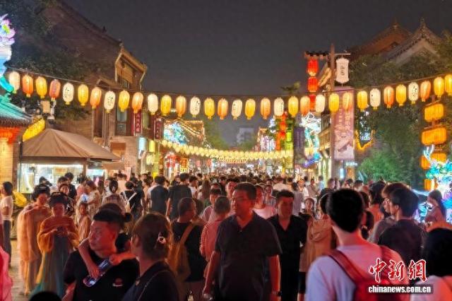 河南洛阳：洛邑古城夜游人气旺