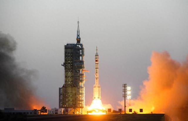 神舟21号过境北京从月亮上方掠过