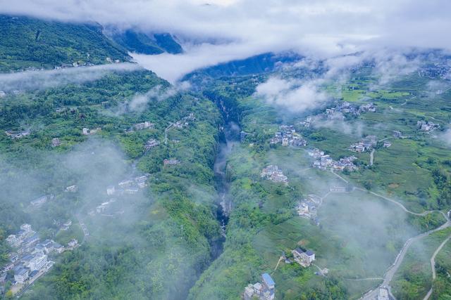 湖北恩施:雨后峡谷似仙境