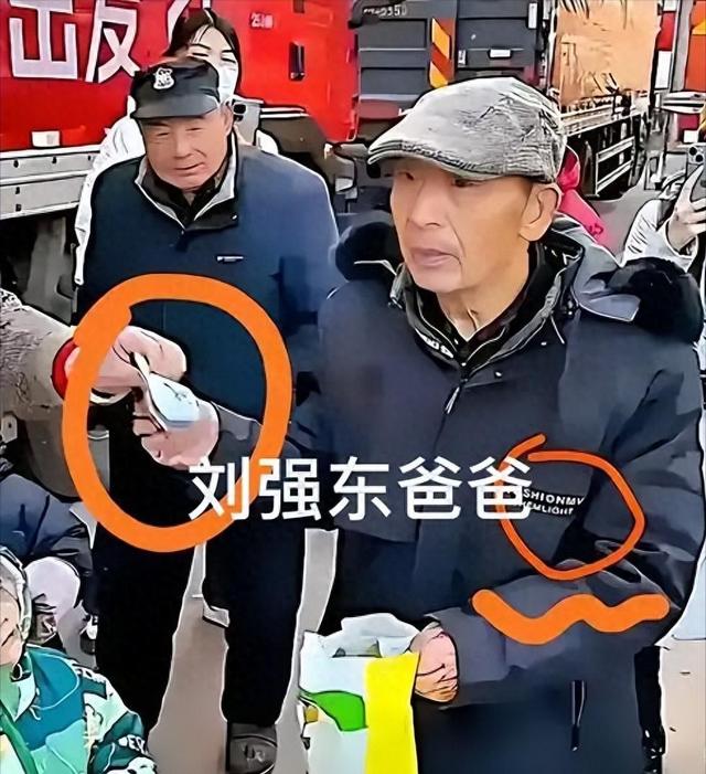 刘强东发放年货现场曝光，令人恶心的一幕出现	，当场被人制止
