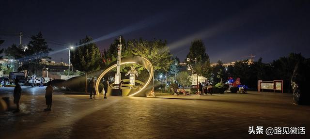 夜幕中的公园