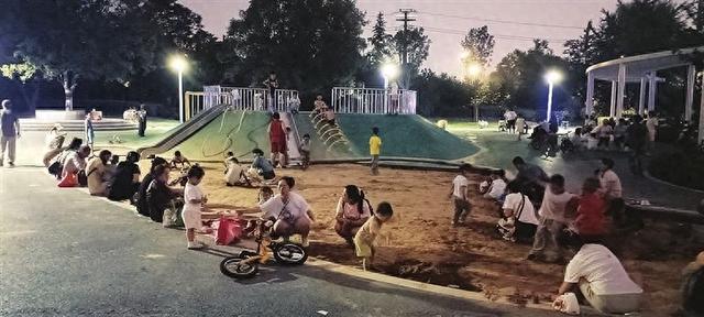 胜利桥西兴华街公园亮堂了 市民夜游更舒心