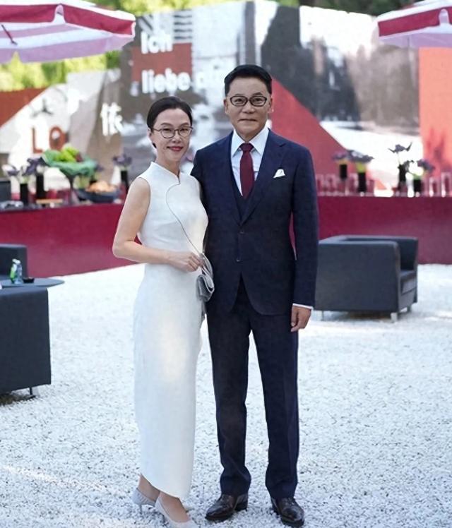 六旬企业家迎娶北大前女友，20年纠葛终画圆，零礼金婚礼成焦点