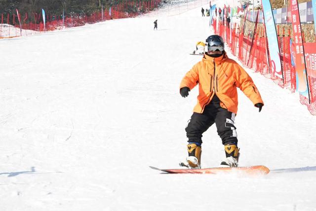 冬天的利州月坝可以滑雪，雪道难度适中，适合亲子家庭！