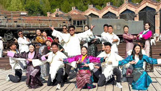 民族团结进步宣传月 | 黑龙江省援藏工作队携西藏自治区康马县艺术团赴我市开展文艺交流演出与参观活动