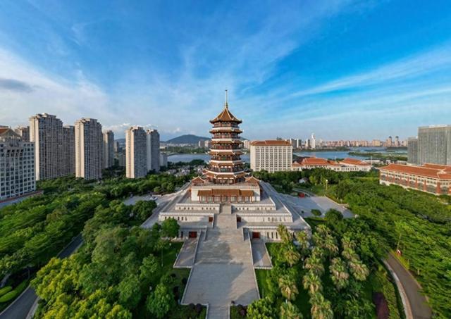 厦门集美市民公园，城市中的绿洲，园中集美塔总建筑高度79.5米