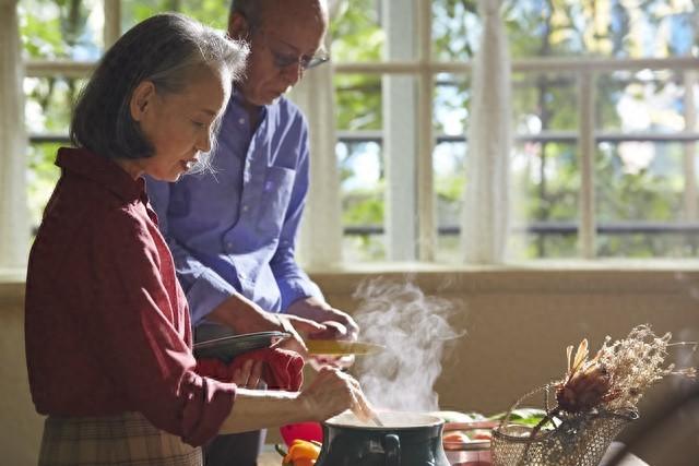 我今年55岁，二婚嫁67岁老伴	，同居第一天，他就像变了个人