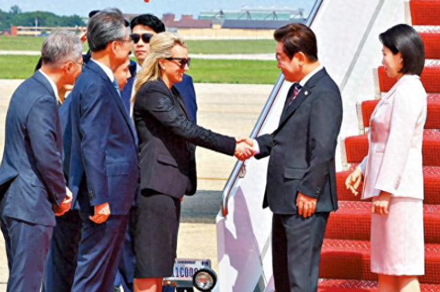 李在明遭屈辱接待后，特朗普狮子大开口，要求韩国转让美军基地所有权，韩美关系面临重大考验