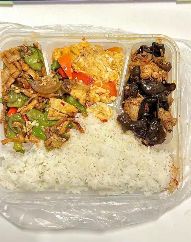 北京下了死命令，2027年底前，所有中小学必须告别“校外配餐”