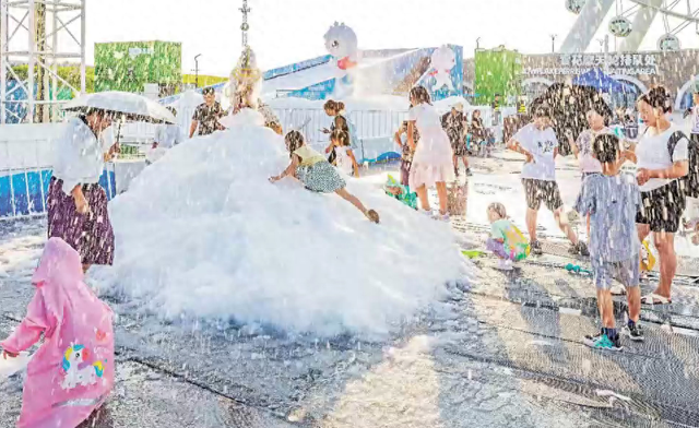 哈尔滨冰雪大世界室外戏雪区成市民游客的“欢乐坐标”