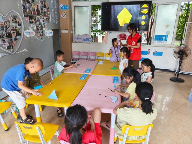 脸上画东西游戏（儿童服务站瑞金巧手折纸 童趣无限）