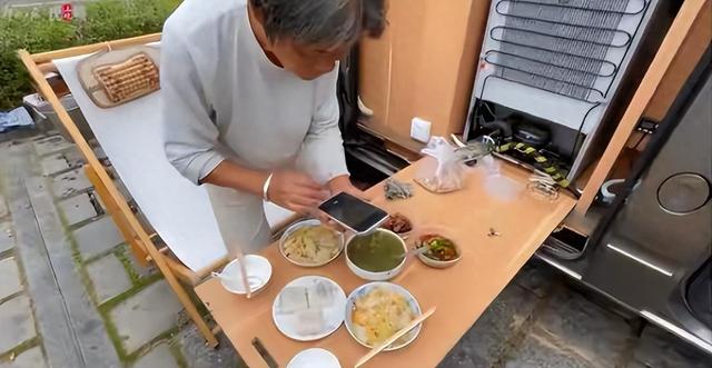 71 岁上海老太 “叛逆” 卖房自驾 9 年不归，不给亲人留一分钱引热议