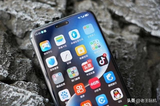 荣耀Magic7Pro再度跌至新低，16GB+1TB暴跌1211元，全力冲刺销量