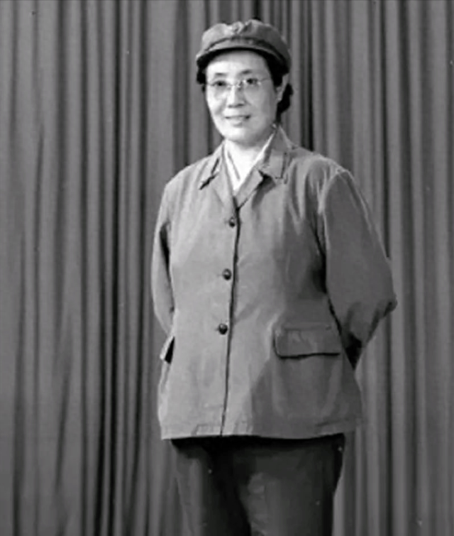 她是八路军战士，也是开国上将之妻，丈夫出事后，她选择划清界限