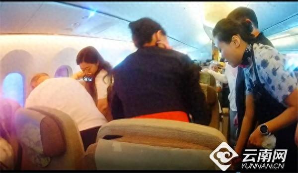 万米高空旅客突发疾病 东航MU5428航班紧急救助