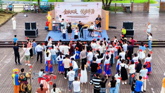 国庆首日，所见之处皆是幸福！半汤泉栖谷唱响《我和我的祖国》