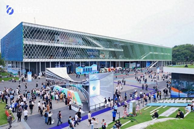 现场直击：双车引爆斑马展台，新势力车企 “侦察团”深度体验Auto Omni