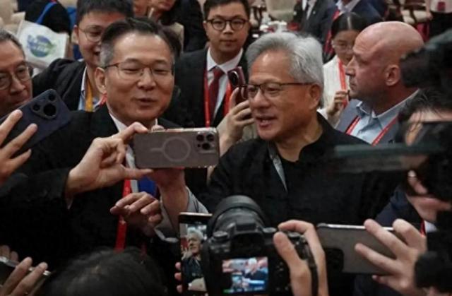 难怪黄仁勋先一步来中国，赶在中美高层面谈前，特朗普想探清中方底线，美国打的什么算盘？