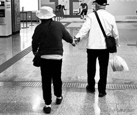 两性关系，惊人发现，60岁与异性靠近，根本不是桃花运，而是这