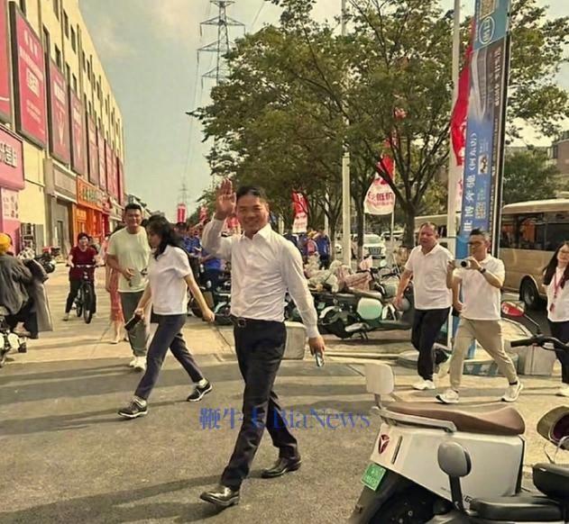 刘强东现身老家宿迁：和蔼可亲，或加入苏超应援队列