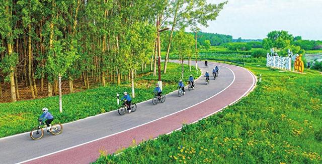 骑行爱好者在太行一号旅游公路长治段骑行享受运动快乐