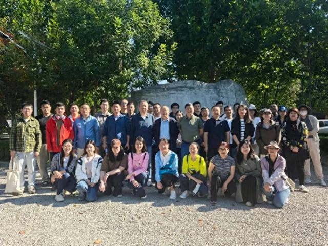 中国通信学会工会组织开展舞彩浅山登山健步走活动