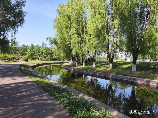 大明宫遗址公园，虽早已沦为废墟，仍可见当年的辉煌