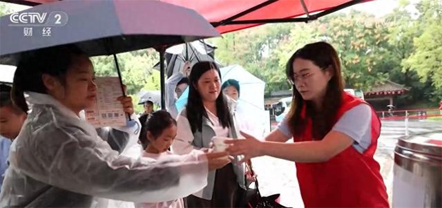 提供早餐、开放机关食堂、增开临时停车场……各地“多点发力”保障游客体验