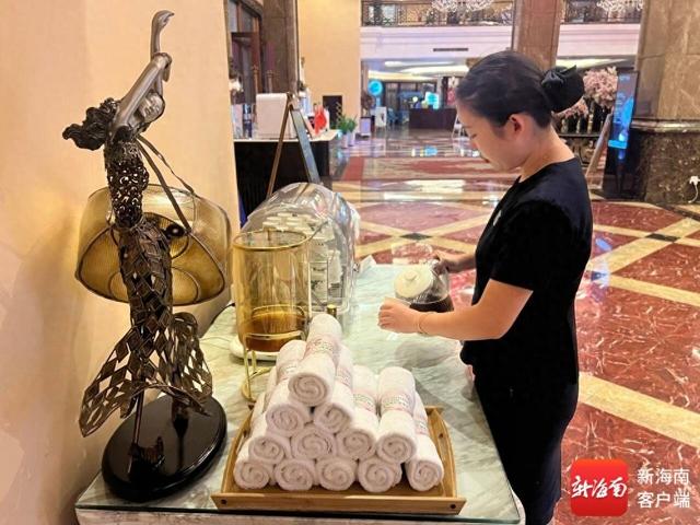 面对台风影响，海南各市县纷纷推出酒店延时退房、免费餐饮等举措