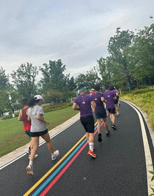 跑几公里才算“健身”？别被大神带节奏，普通人按这个表就够！