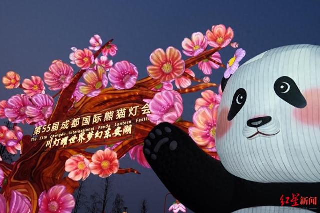 猜灯谜、对诗词偶遇“李白”……第55届成都国际熊猫灯会元宵夜游人如织