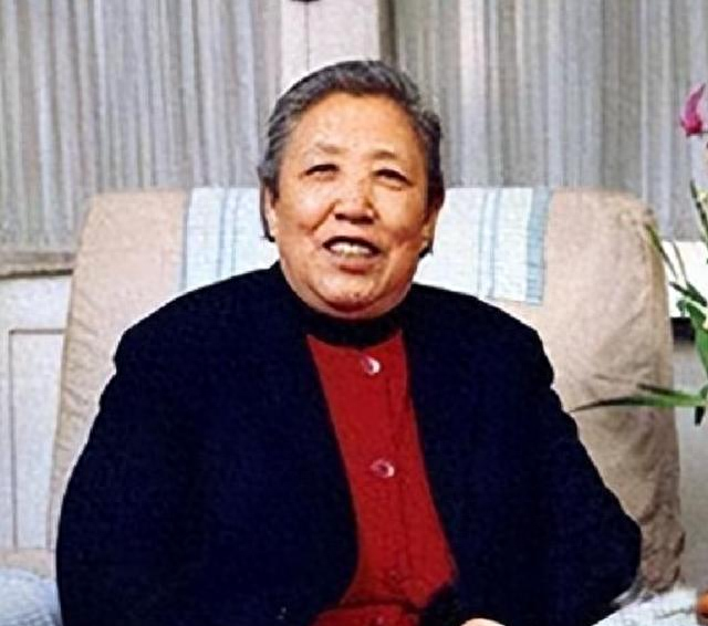 15岁入党，18岁和主席结婚，如今仍健在，却几乎不露面