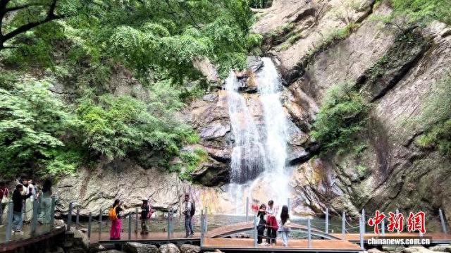 秦岭“飞瀑”壮观迷人 游人入山享清凉
